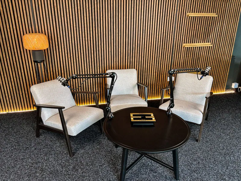 Podcast set sa tri fotelje, drvenim akustičnim panelima i Godox rasvetom