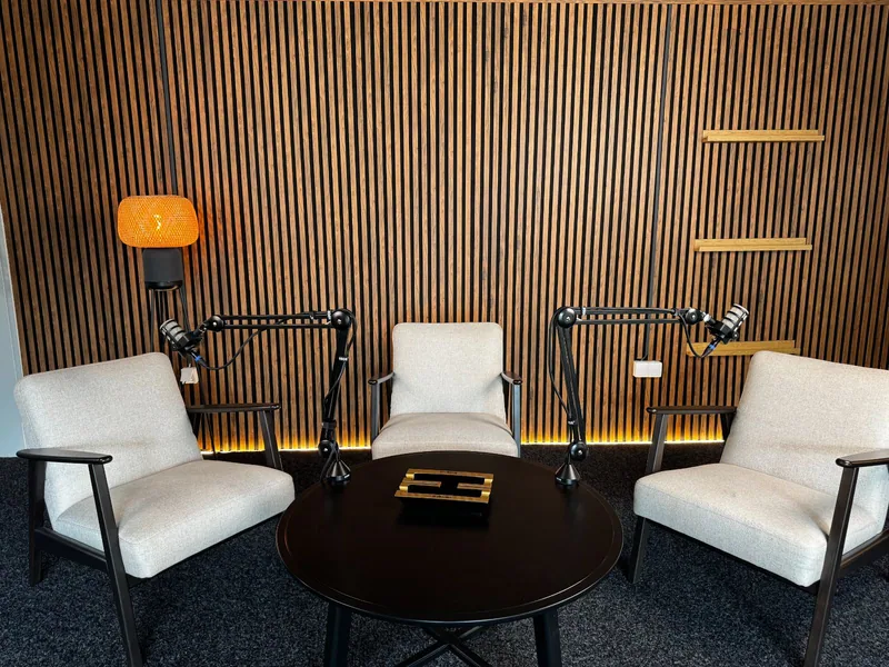 Podcast set sa tri stolice i RODE mikrofonima u Kakadu studiju
