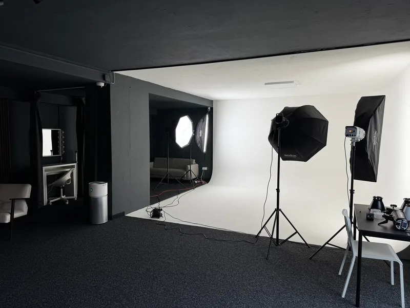 Kakadu studio — bela ciklorama sa rasvetom i prostorom za ekipu