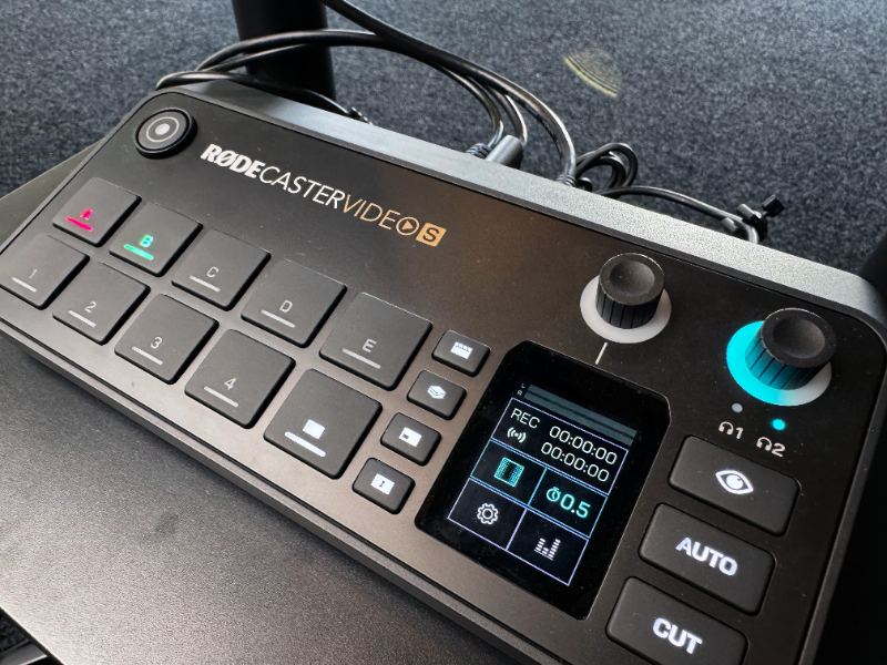 Rode RODECaster Video S — auto-switcher sa AUTO i CUT tasterima